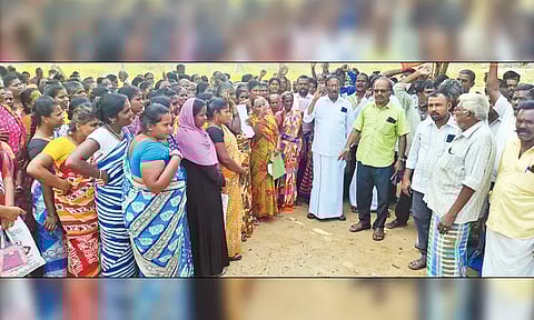 வீட்டு மனை பட்டா வழங்க கோரி வருவாய் அலுவலர் அலுவலகத்தை பொதுமக்கள் முற்றுகை