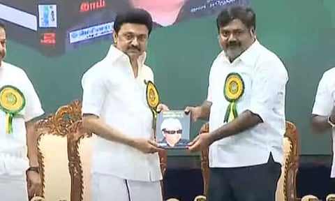 ஜானகி எம்.ஜி.ஆர். நூற்றாண்டு துவக்க விழாவில் 'பொன்மனச் செம்மல் எம்.ஜி.ஆர்.' நூலை முதல்-அமைச்சர் மு.க.ஸ்டாலின் வெளியிட்டார்