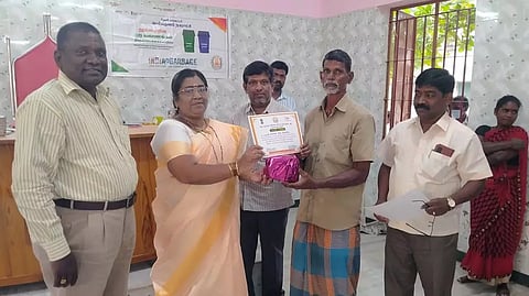 பெரியகுளம் நகராட்சியில் சிறப்பாக பணியாற்றிய தூய்மை பணியாளர்களுக்கு பாராட்டு சான்றிதழ்