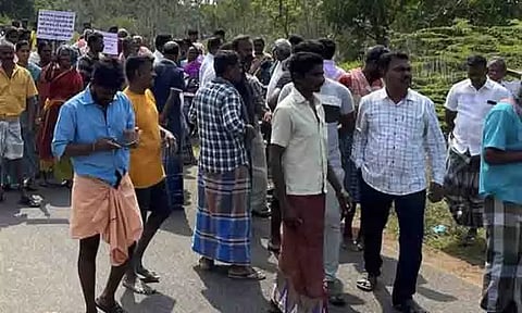 அதிகாரிகளை முற்றுகையிட்டு பொதுமக்கள் வாக்குவாதம்