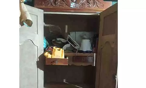 வீட்டின் கதவை உடைத்து 9 பவுன் நகை திருட்டு