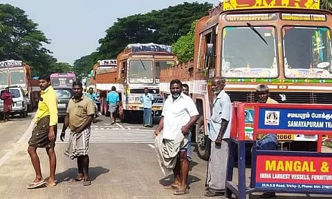 மணல் லாரிகளை மறித்து பொதுமக்கள் போராட்டம்