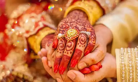 வரவேற்பு மேடையில முத்தம் கொடுத்து தகாத முறையில் நடந்த மாப்பிள்ளை...! திருமணத்தை நிறுத்திய புதுப்பெண்