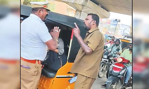 போரூரில் போக்குவரத்து சப்-இன்ஸ்பெக்டருடன் வாக்குவாதம் செய்த ஆட்டோ டிரைவர் - சமூக வலைதளங்களில் வீடியோ வைரல்