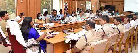 அனுமதியின்றி வைக்கப்பட்டுள்ள பிளக்ஸ் பேனர்களை அகற்ற வேண்டும் கலெக்டர் ஸ்ரேயா சிங் உத்தரவு