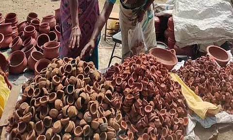 கார்த்திகை தீப திருநாளை முன்னிட்டு களைகட்டிவரும் அகல் விளக்கு விற்பனை