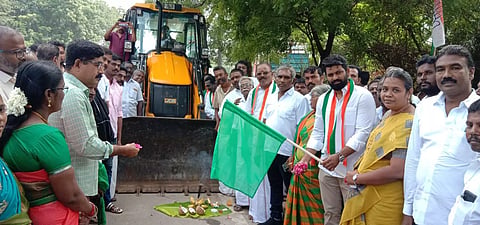 முக்காணி-கொற்கை விலக்கு இடையே ரூ.1¼ கோடியில் புதிய தார் சாலை அமைக்கும் பணி தொடக்கம்