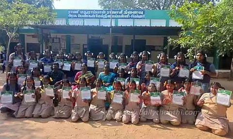 அரசு பள்ளி மாணவிகள் சாதனை