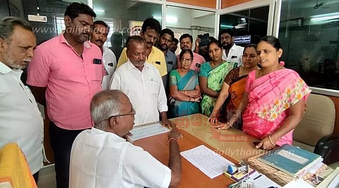 சத்தியமங்கலம் நகராட்சி மேலாளரை கவுன்சிலர்கள் திடீர் முற்றுகை