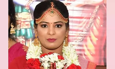 மன்னார்குடி டூ மதுரை; 32 சிம் கார்டு...! 4 க்கும் மேற்பட்ட ஆண்களை ஏமாற்றிய அபி