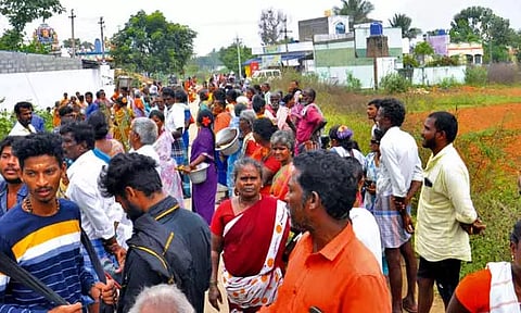 இயற்கை எரிவாயு குழாய் பதிக்க பொதுமக்கள் எதிர்ப்பு - பூமி பூஜை பாதியில் நிறுத்தம்