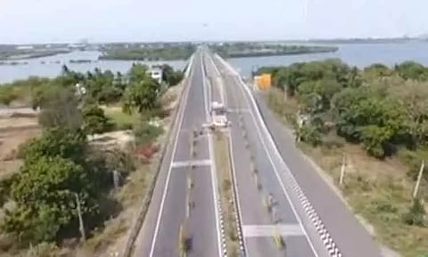 கிழக்கு கடற்கரை சாலையை 6 வழித்தடமாக மாற்றும் பணிகள் தொடக்கம் - நெடுஞ்சாலைத்துறை தகவல்