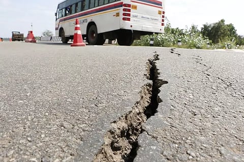 தேனி அருகே பயன்பாட்டுக்கு வந்த 4-வது நாளில் திண்டுக்கல்-குமுளி புறவழிச்சாலையில் விரிசல்