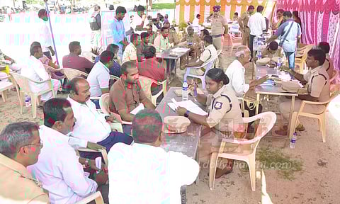 பொதுமக்களிடம் மனுக்கள் பெறும் சிறப்பு முகாம்