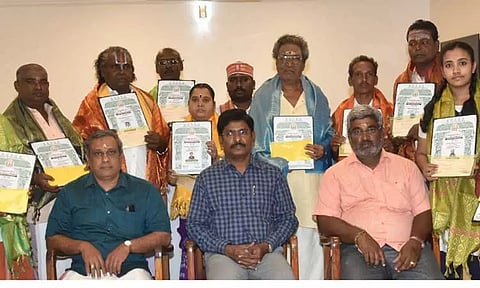 கலைஞர்களுக்கு சான்றிதழ், ரொக்கப்பரிசு