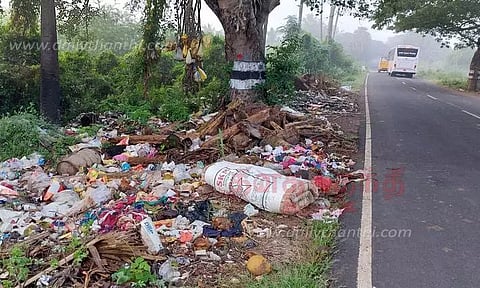 சாலையோரம் குவிந்து கிடக்கும் குப்பைகளால் சுகாதார சீர்கேடு