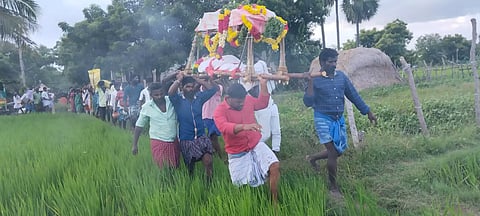 இறந்தவர்கள் உடலை வயல்வெளியில் தூக்கிச்செல்லும் அவலம்