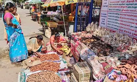 கார்த்திகை தீபத்திருநாளை முன்னிட்டு கரூர் கடைவீதிகளில் அகல்விளக்குகள் விற்பனை மும்முரம்