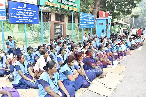 ஈரோடு அரசு ஆஸ்பத்திரியில் 4-வது நாளாக ஒப்பந்த பணியாளர்கள் உள்ளிருப்பு போராட்டம்- கருப்பு பேட்ஜ் அணிந்து பங்கேற்றனர்