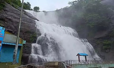 குற்றால அருவிகளில் வெள்ளப்பெருக்கு: சுற்றுலா பயணிகள் குளிப்பதற்கு தடை