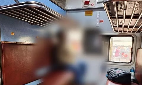 ரெயில் ஜன்னலோரம் அமர்ந்த நபரின் கழுத்தில் பாய்ந்த இரும்பு கம்பு