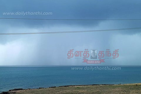 தீவு பகுதியில் கடல் நீரை மேகம் உறிஞ்சும் அதிசய காட்சி