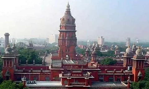 இளையவர் வாங்கும் சம்பளத்தை பணியில் மூத்தவருக்கும் வழங்க வேண்டியது அரசின் கடமை - ஐகோர்ட்டு உத்தரவு