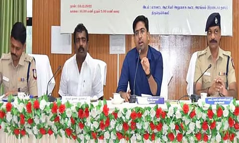 பள்ளி கல்விக்கு தனிக்கவனம் செலுத்தி வருகிறோம் - கலெக்டர் விஷ்ணு