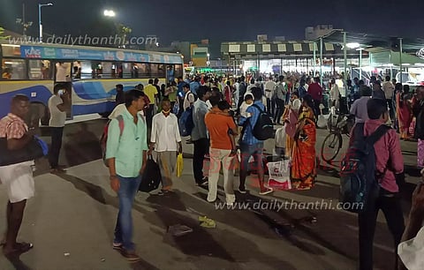 ஈரோட்டில் இருந்து தொலைதூர ஊர்களுக்கு பஸ்கள் கிடைக்காமல் பயணிகள் கடும் அவதி
