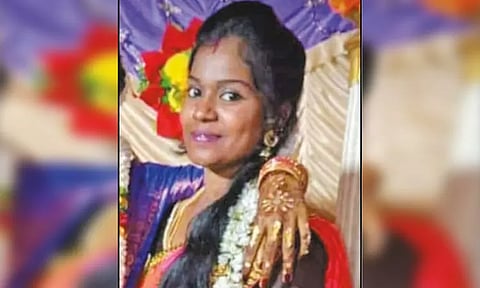 திருமணமான 4 மாதத்தில் புதுப்பெண் தூக்குப்போட்டு தற்கொலை - ஆர்.டி.ஓ. விசாரணை