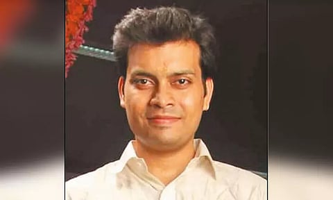 மாதவரம் அருகே மோட்டார் சைக்கிள்-லாரி மோதல்; வங்கி மேலாளர் பலி - டிரைவர் கைது