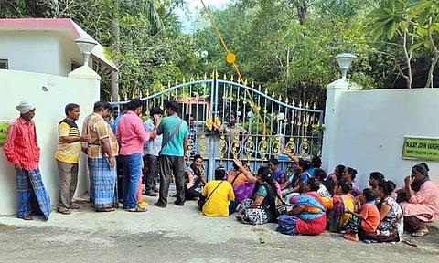 குடியிருப்பு பகுதியில் சடலத்தை எரிப்பதை கண்டித்து கலெக்டர் வீட்டை முற்றுகையிட்டு பொதுமக்கள் போராட்டம்