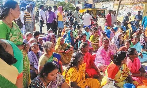 சேதமடைந்த குடிநீர் குழாயை சீரமைக்க கோரி காலி குடங்களுடன் பெண்கள் சாலை மறியல்