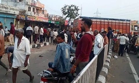 பஸ் நிறுத்தத்திற்குள் பாய்ந்த லாரி; 6 பேர் பலி - டிரைவர் ஓட்டம்