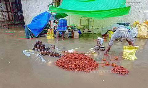 விற்பனைக்கு வைக்கப்பட்டிருந்த அகல் விளக்குகள் மழைநீரில் அடித்து செல்லப்பட்டன