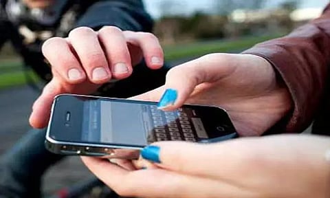 கோயம்பேடு பஸ் நிலையத்தில் செல்போன் பறித்த 2 பேருக்கு பொதுமக்கள் தர்மஅடி