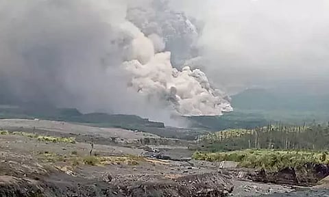 இந்தோனேசியாவில் வெடித்துச்சிதறிய எரிமலை: 2 ஆயிரம் மக்கள் பாதுகாப்பான இடங்களில் தங்கவைப்பு