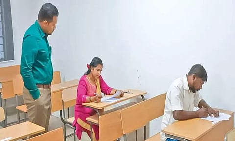 செங்கல்பட்டு மாவட்டத்தில் கிராம உதவியாளர் தேர்வை 5 ஆயிரத்து 768 பேர் எழுதினர்