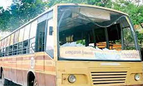 பஸ் கண்ணாடியை உடைத்த மர்ம நபர்களுக்கு வலைவீச்சு