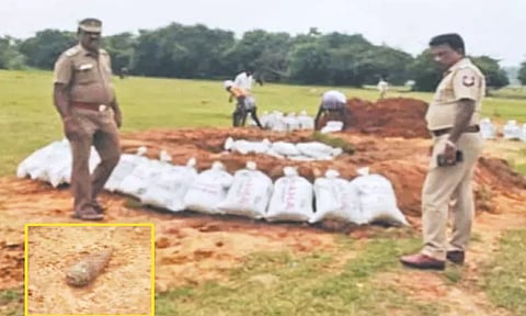 பெரியபாளையம் அருகே பள்ளம் தோண்டிய போது ராக்கெட் வெடிகுண்டு சிக்கியதால் பரபரப்பு