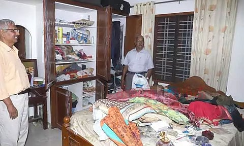 தொழில் அதிபர் வீட்டில் 30 பவுன் நகை, ரூ.3 லட்சம் திருட்டு