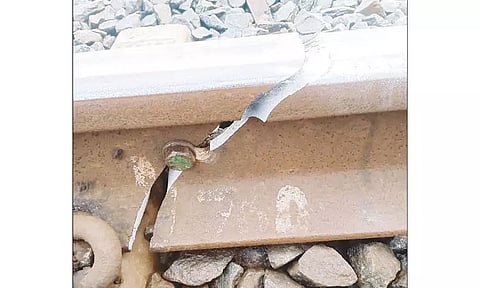 விழுப்புரம் அருகே ரெயில்வே தண்டவாளத்தில் விரிசல்