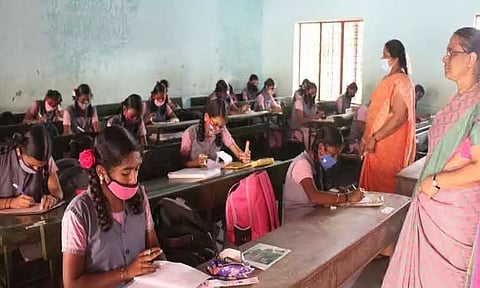 "கல்வி நிறுவனங்களில் நேரில் சென்று படித்தவர்களையே ஆசிரியர்களாக நியமிக்க வேண்டும்" - சென்னை ஐகோர்ட்டு