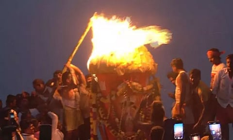 பக்தர்களின் அரோகரா கோசத்துடன் திருவண்ணாமலையில் 'மகா தீபம்' ஏற்றப்பட்டது...!