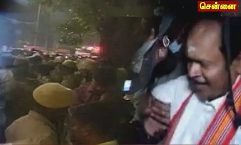 அம்பேத்கர் மணி மண்டபத்தில் மரியாதை செலுத்த வந்த அர்ஜுன் சம்பத்க்கு, விடுதலை சிறுத்தைகள் கட்சியினர் எதிர்ப்பு