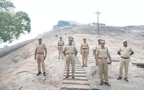 திருக்கார்த்திகை தீபதிருநாளில் திண்டுக்கல் மலைக்கோட்டையை பூட்டி போலீஸ் குவிப்பு