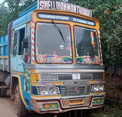 கூழாங்கற்கள் கடத்திய லாரி பறிமுதல்