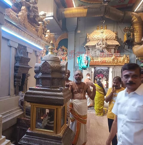 சண்டிகேஸ்வரர் சன்னதி விமான தளத்தில் வெள்ளி தகடுகள் பொருத்தும் பணி