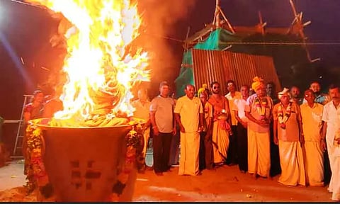 வீடுகளில் அகல் விளக்குகள் ஏற்றி வழிபாடு