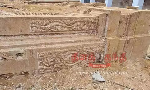 அழகிய வேலைப்பாடுகளுடன் கல் தூண்கள் கண்டெடுப்பு